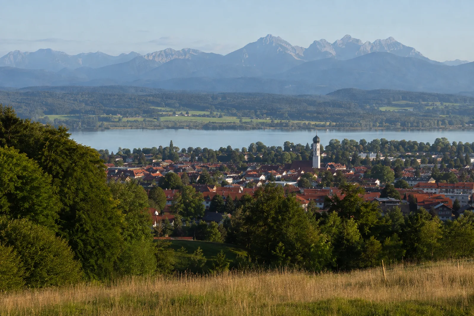 Murnau am Staffelsee: Murnau am Staffelsee: Murnau und Staffelsee: Marktdächer über dem Staffelsee mit Alpenkette am Horizont