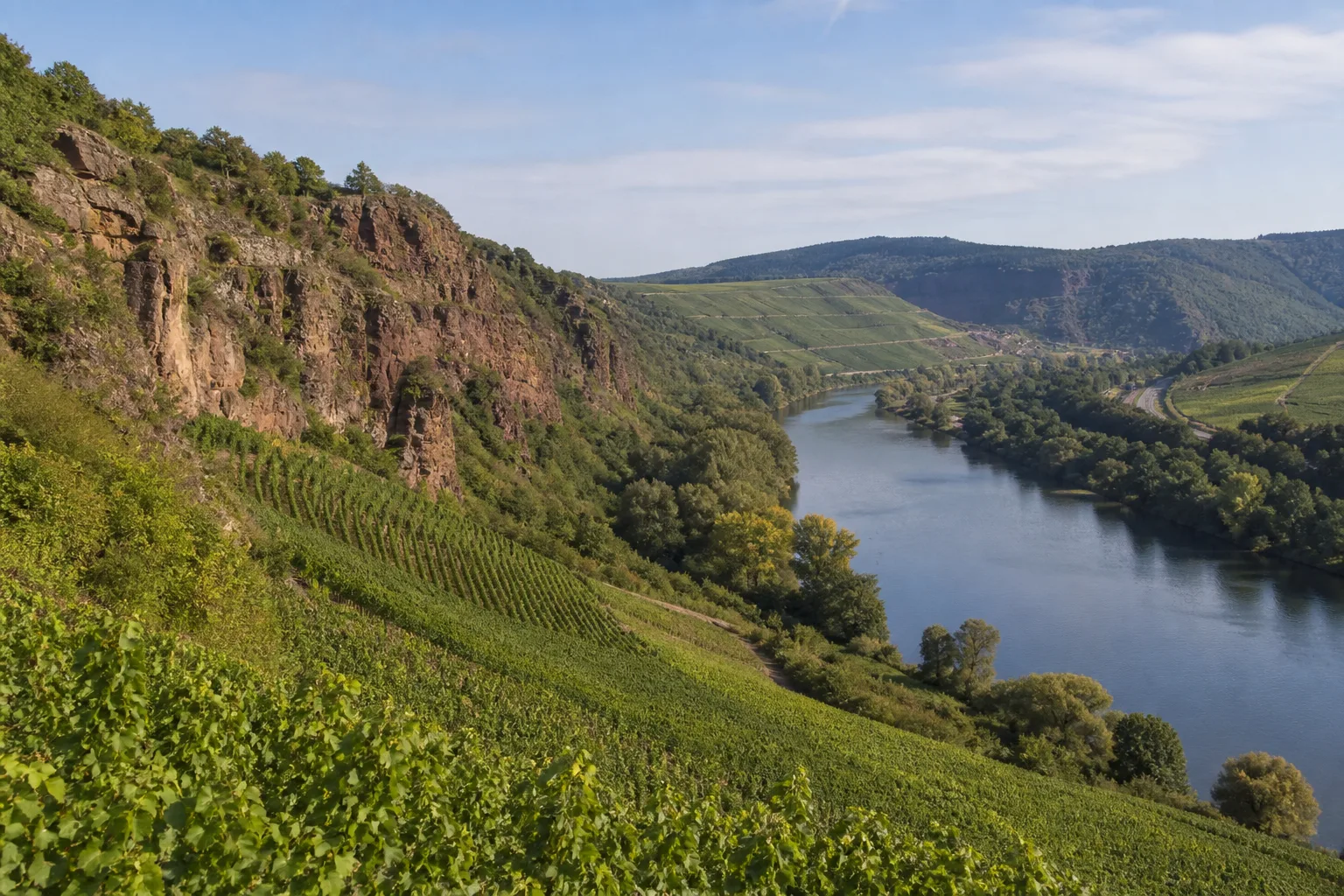 Naheland: Bad Kreuznach: Naheland: Flusstal zwischen Porphyrfelsen, Rebhängen und Wald