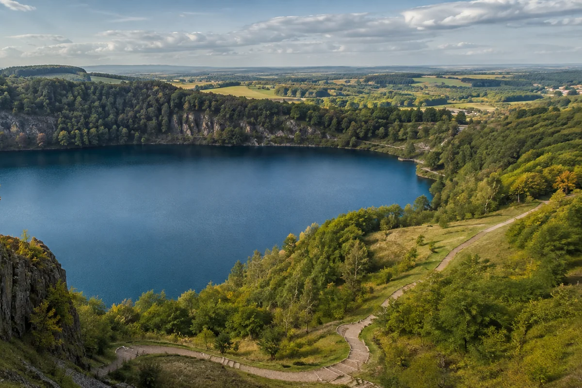 Vulkanplateau: weite Eifelhöhen zwischen Geotopen