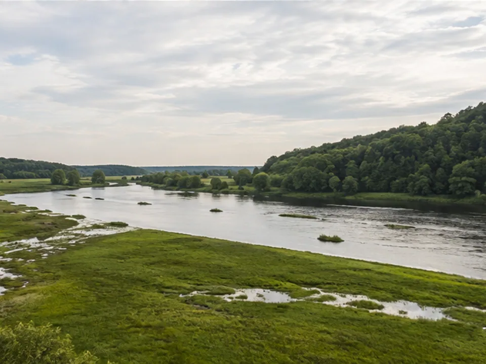 Wümmeniederung: weite Auenwiesen an einem stillen Fluss