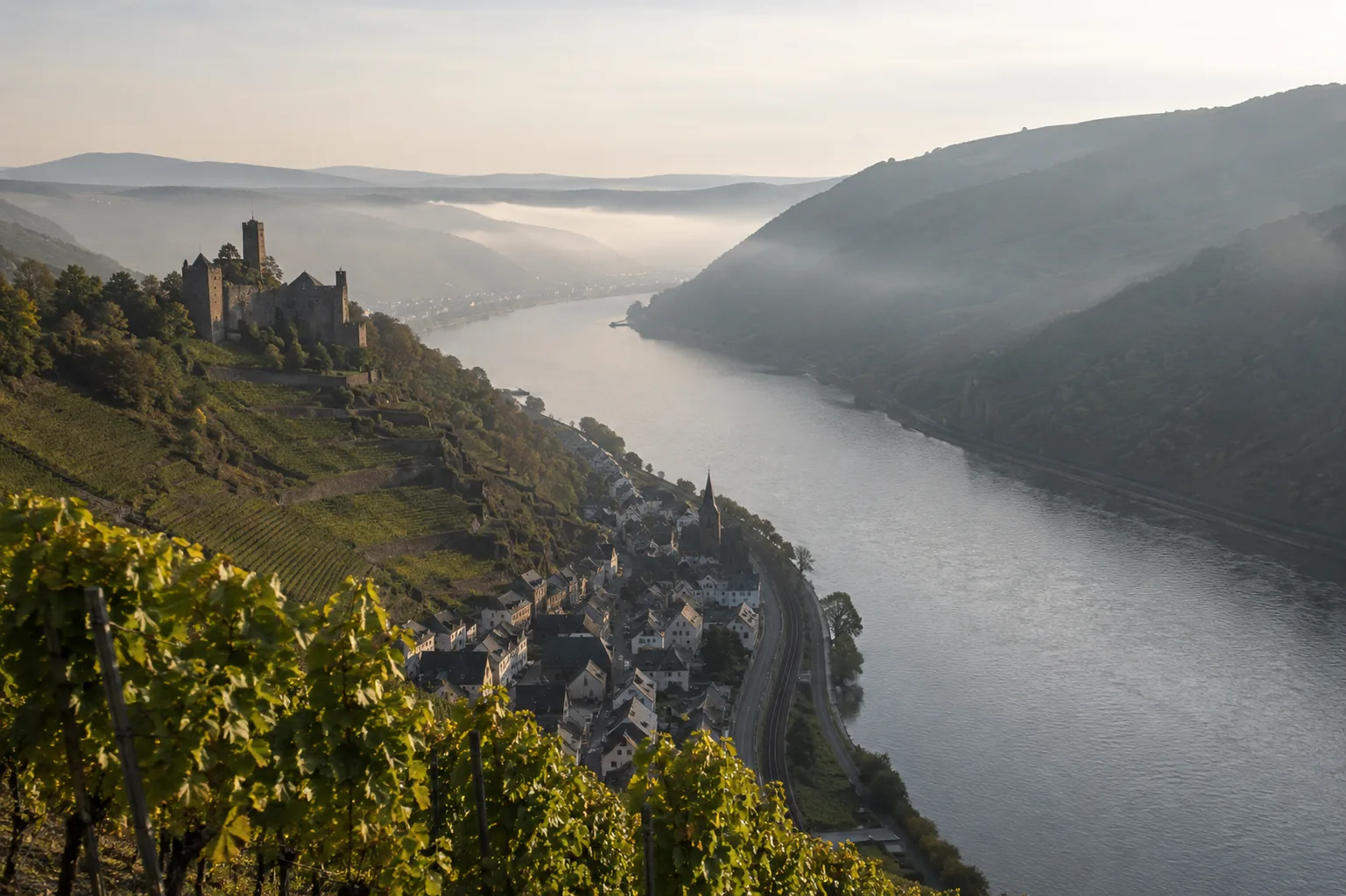 Mittelrheintal: Burgenfolge über dem engen Fluss