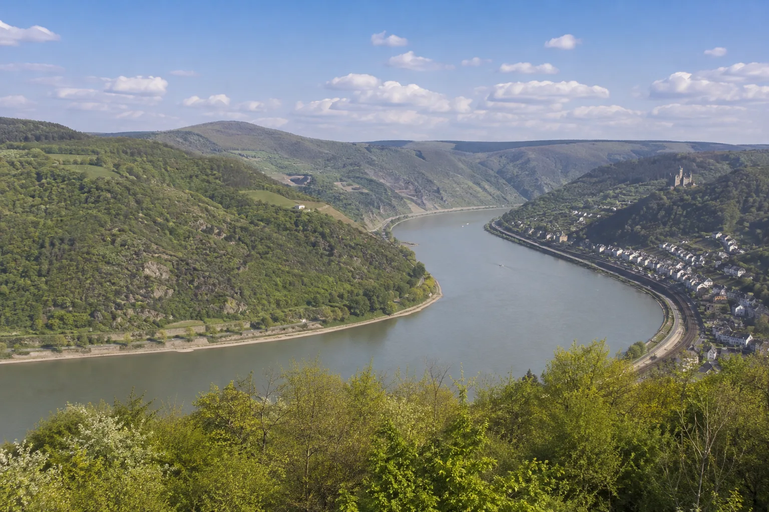 Loreley: Felsplateau über einer tiefen Rheinkurve