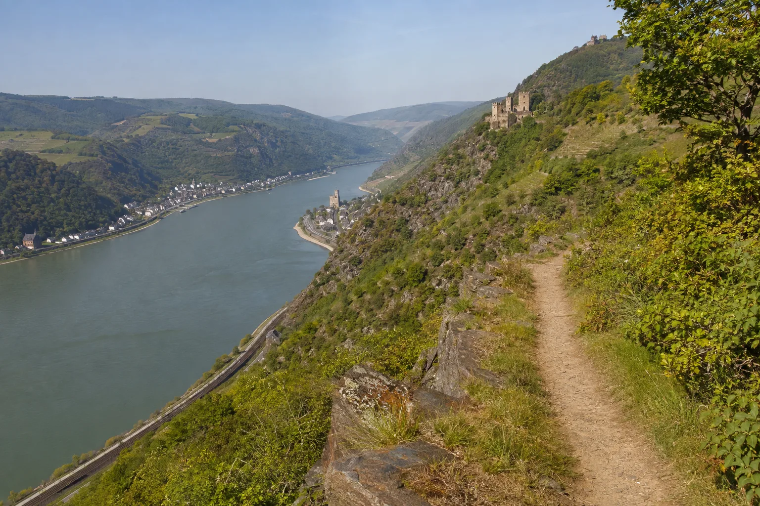 Oberes Mittelrheintal: St. Goar: Oberes Mittelrheintal: enger Rhein zwischen Burgen, Weinbergen und Waldhängen