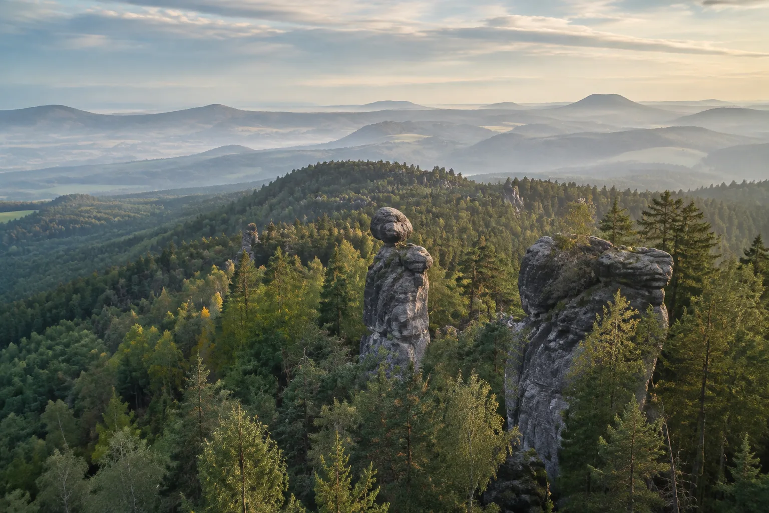 Zittauer Gebirge: bizarre Sandsteinfelsen über dichtem Mischwald