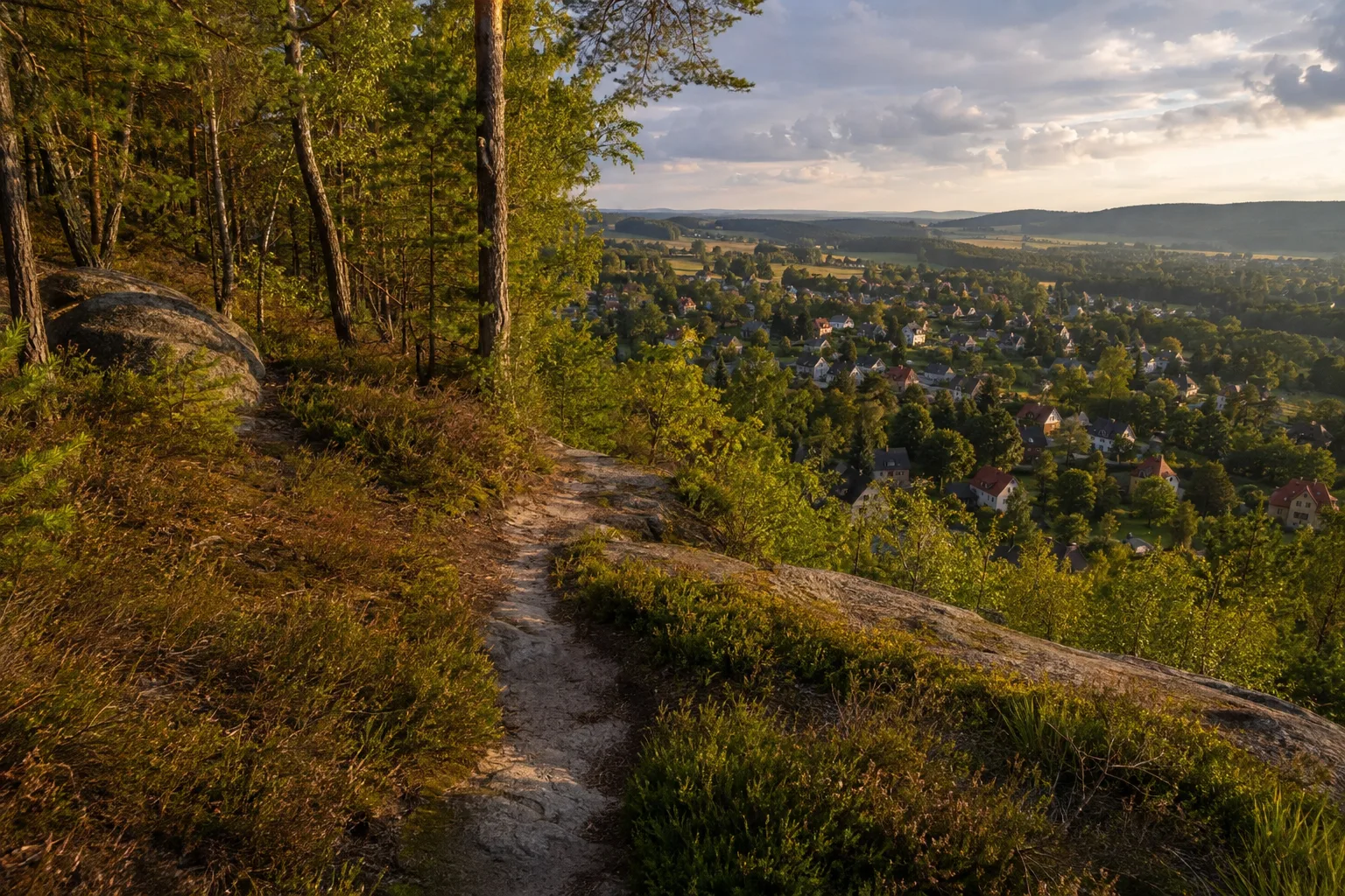 Oberlausitzer Bergweg: Oberlausitzer Bergweg: Waldpfad über Granitrücken mit Blick auf Umgebindedörfer