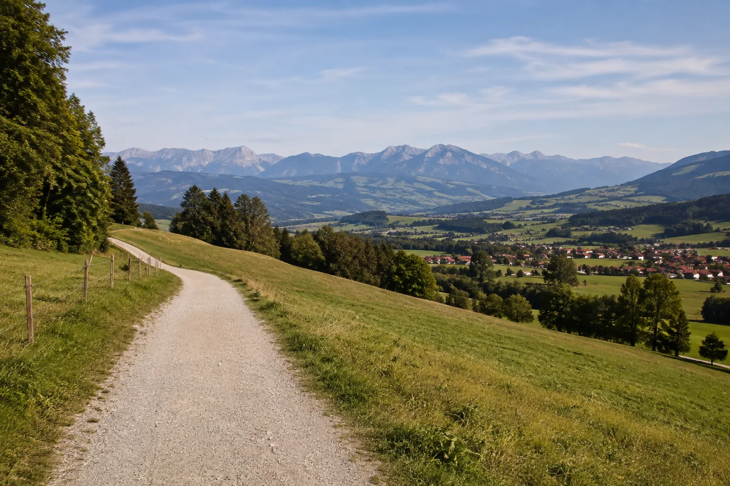 Ofterschwang: Ofterschwang: Weidehang am Dorf, breiter Wanderweg und Blick über das Illertal zu entfernten Kalkbergen
