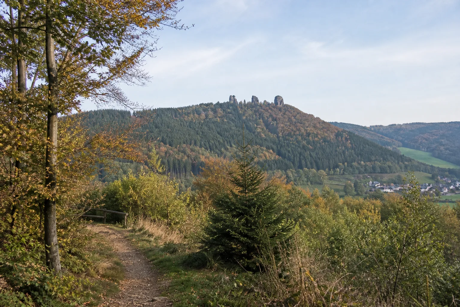 Waldpfad mit Blick auf die Bruchhauser Steine bei Olsberg