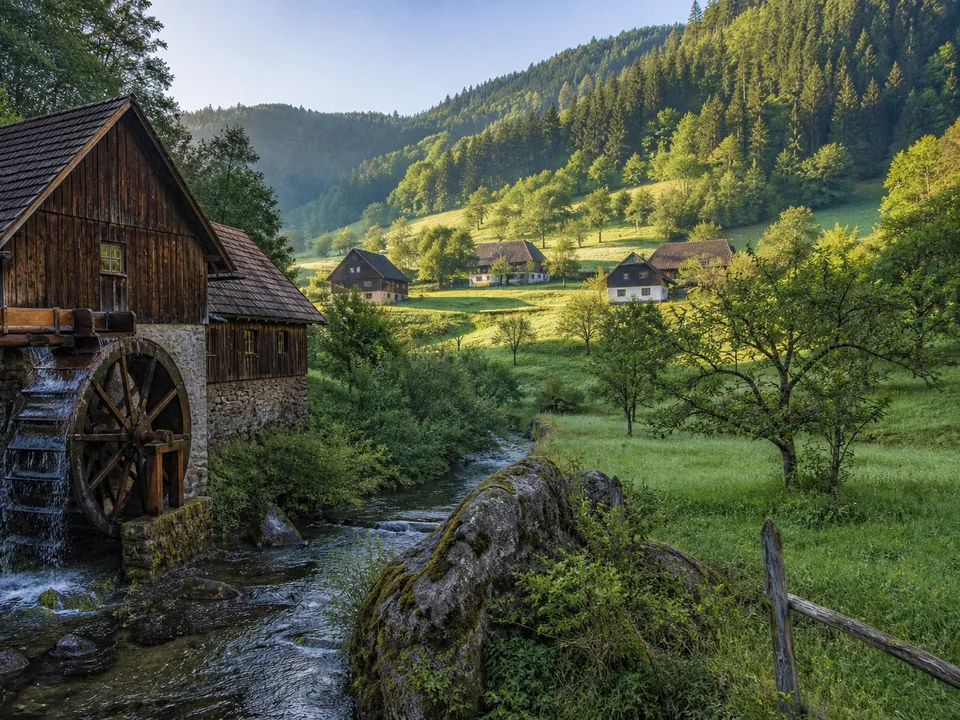 Karlsruher Grat: schroffer Porphyrgrat über dichtem Wald