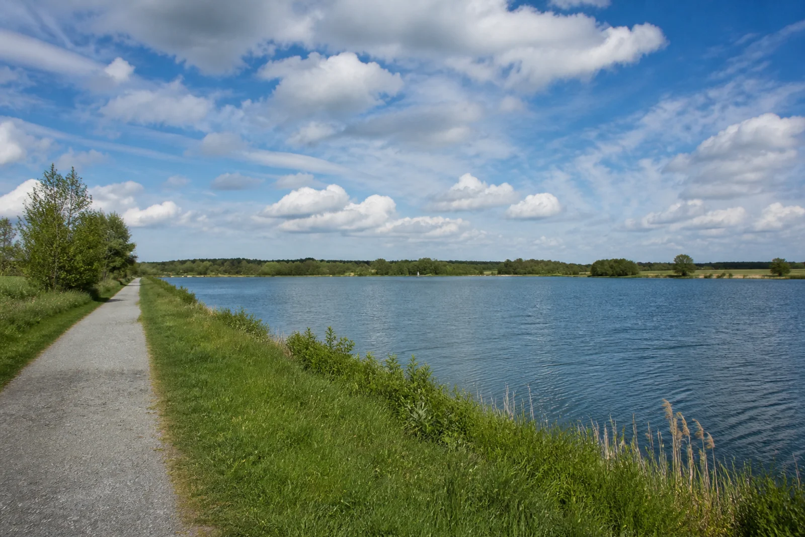 Weiter Uferweg am Lippesee in der flachen Landschaft westlich von Paderborn
