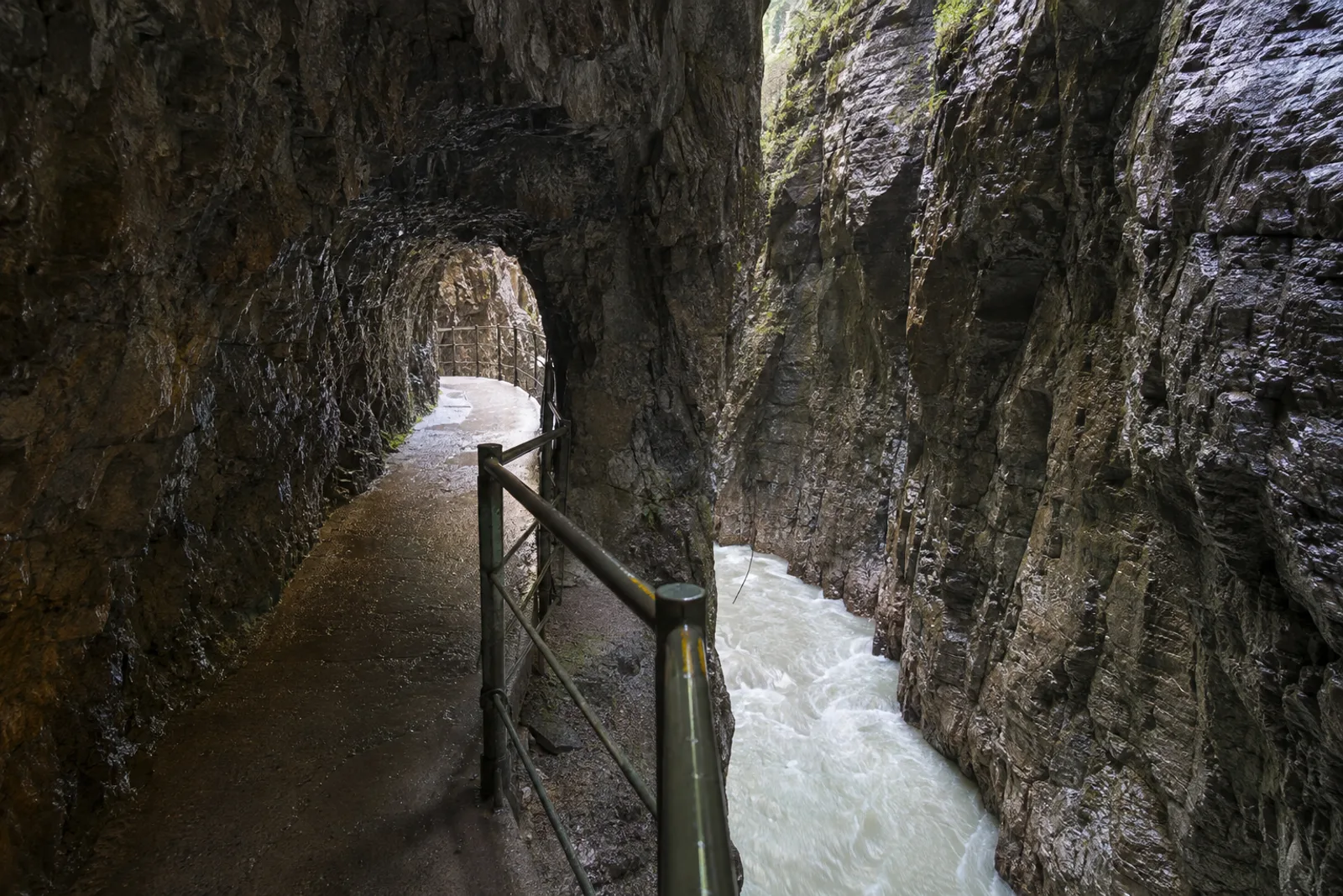 Klammweg: nasser gesicherter Felssteg über dem Wildbach