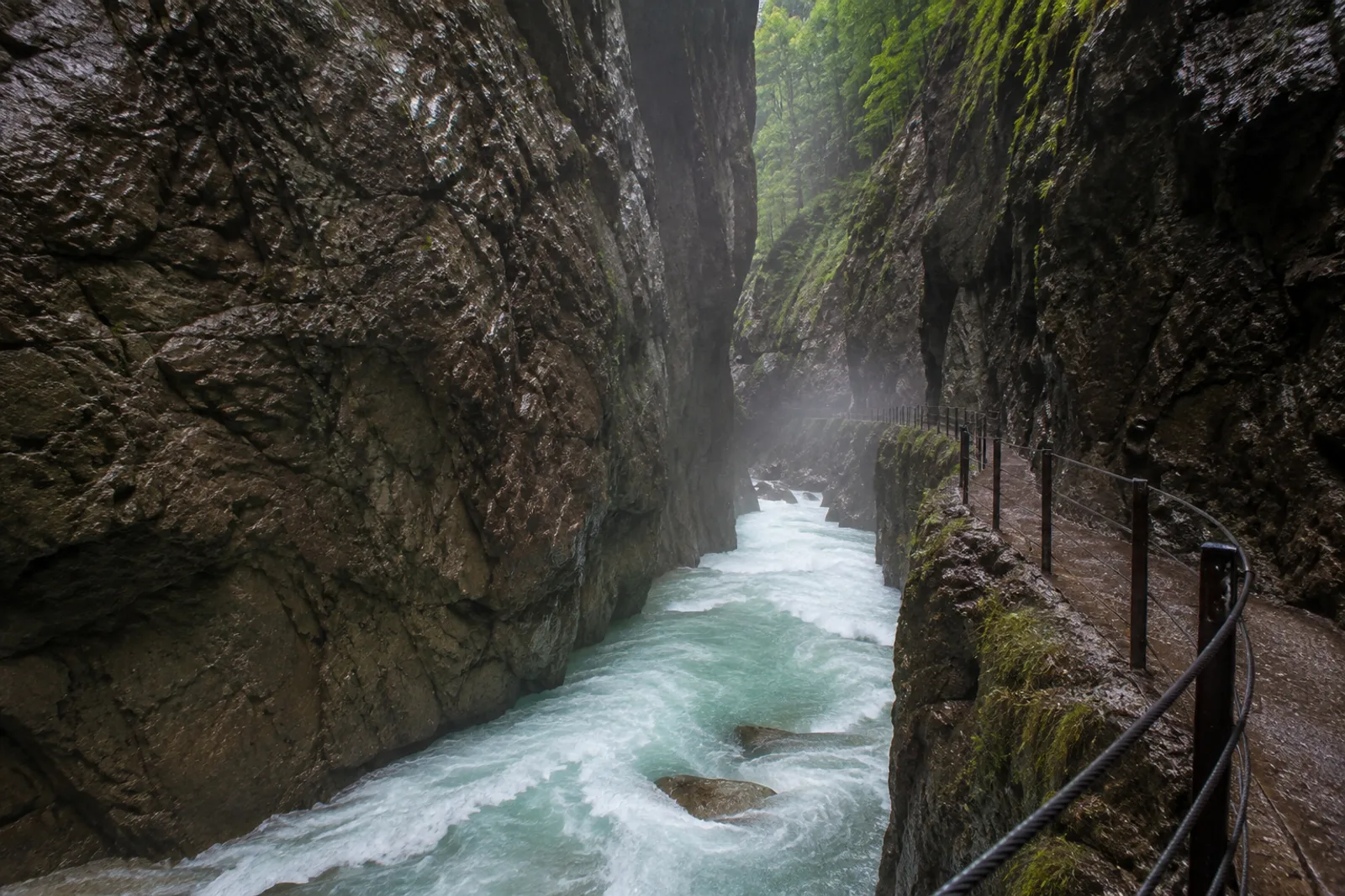 Partnachklamm: Partnachklamm: enger dunkler Kalkfelsdurchbruch mit tosendem türkisgrauem Wildbach