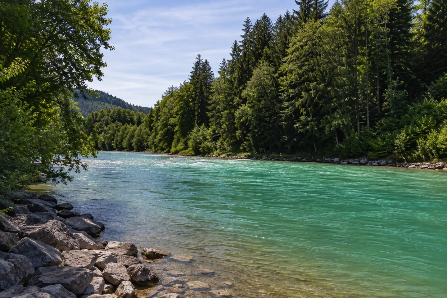 Lechraum bei Peiting: türkisgrüner Fluss und bewaldete Uferhänge