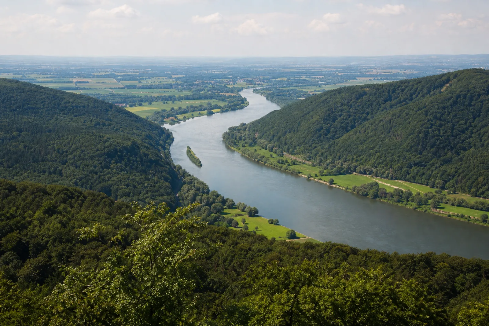 Blick vom bewaldeten Wittekindsberg über die Weser und Porta Westfalica