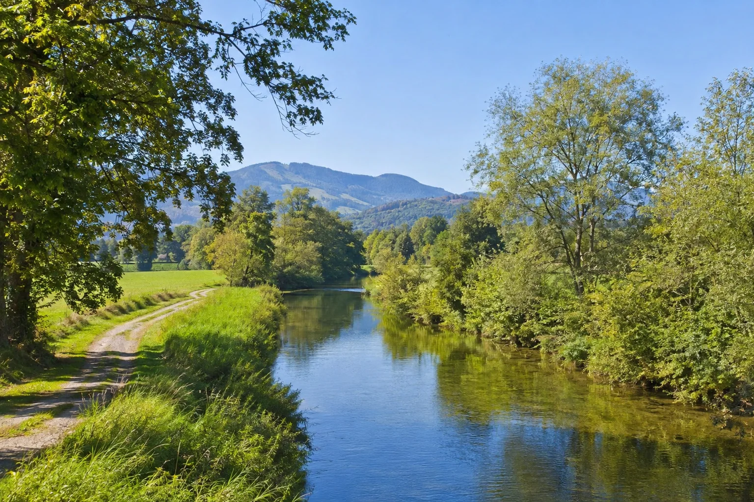 Prien am Chiemsee: Prien am Chiemsee: Prien: schmaler Fluss im grünen Eichental zwischen Laubbäumen und Wiesenwegen
