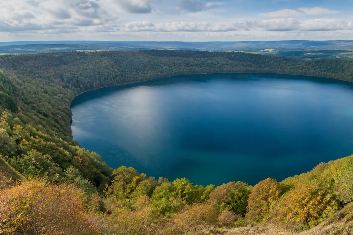 Kraterhang: Waldpfad über dem Maar
