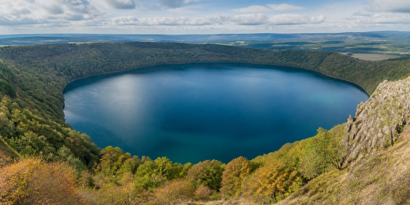 Pulvermaar: Pulvermaar: runder tiefblauer See im geschlossenen Waldkrater