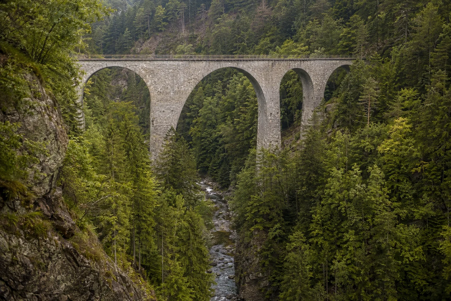 Ravennaschlucht: Hofgut Sternen: Ravennaschlucht: steinernes Eisenbahnviadukt über engem bewaldetem Schluchtbach
