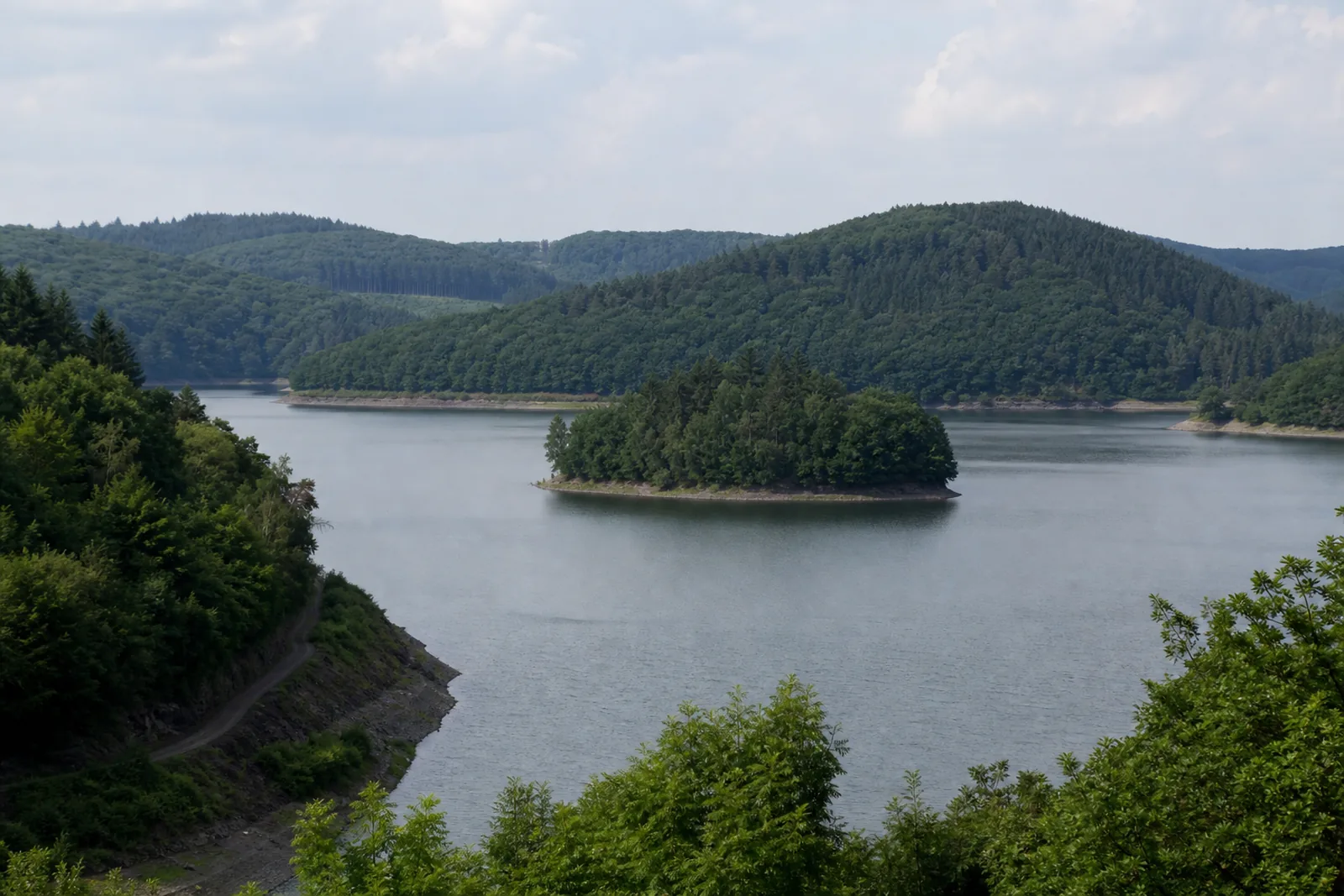 Waldweg an der Wiehltalsperre