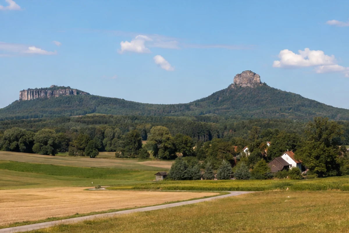 Reinhardtsdorf-Schöna: Reinhardtsdorf-Schöna: Zirkelstein und Kaiserkrone über offenen Hochflächen