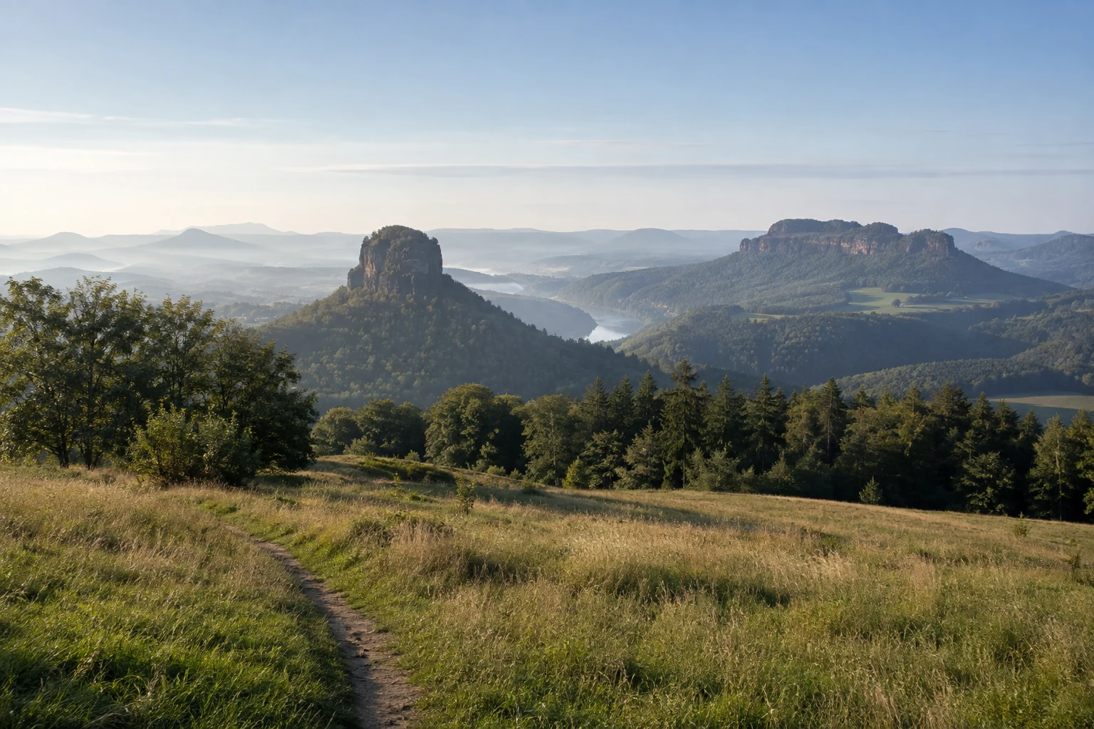Grenzlandschaft: offene Hochflächen und markante Einzelberge