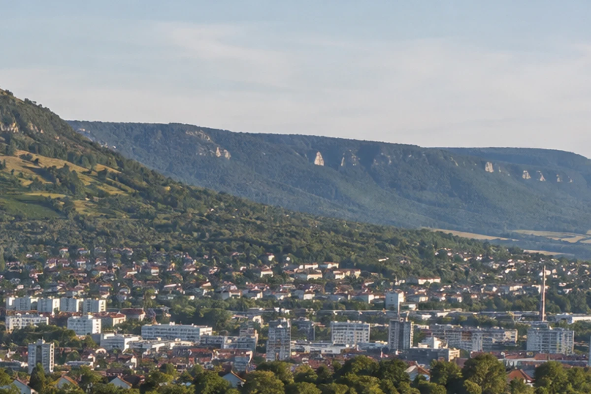 Georgenberg: kleiner Vulkankegel mit Wiesenpfad und Blick zur Alb