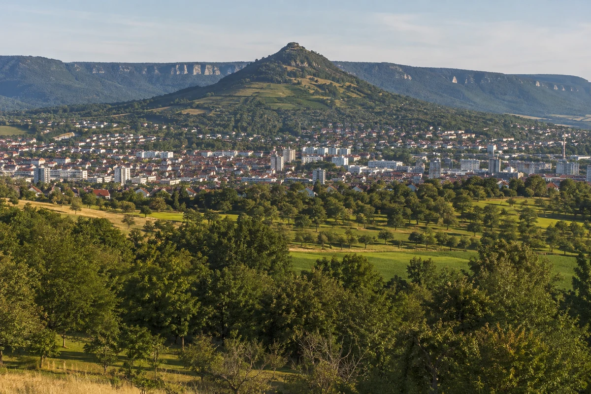 Reutlingen: Reutlingen: Stadt unter der kegelförmigen Achalm und der fernen Albkante