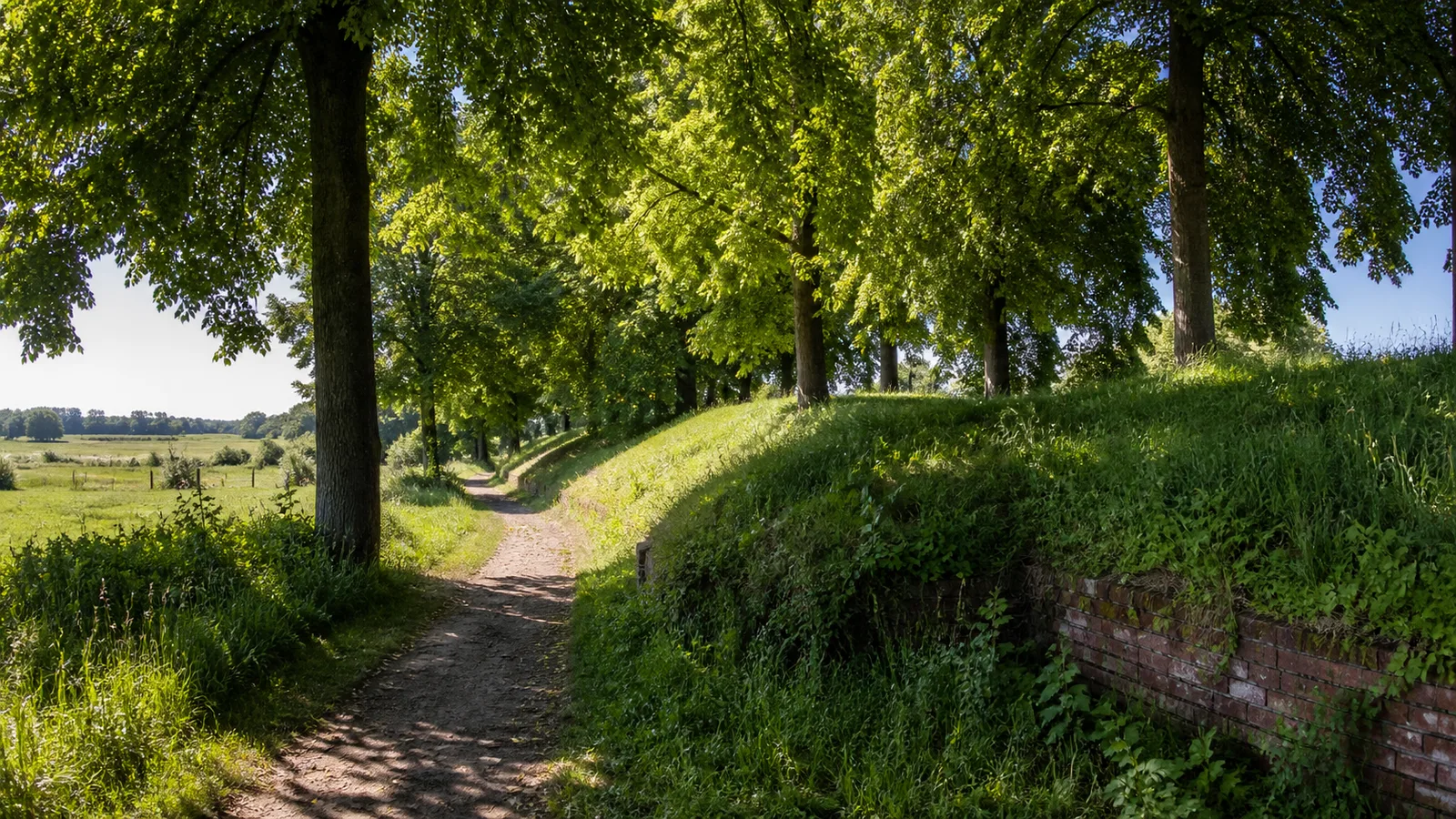 Grüner Fußweg an den historischen Wallanlagen von Orsoy