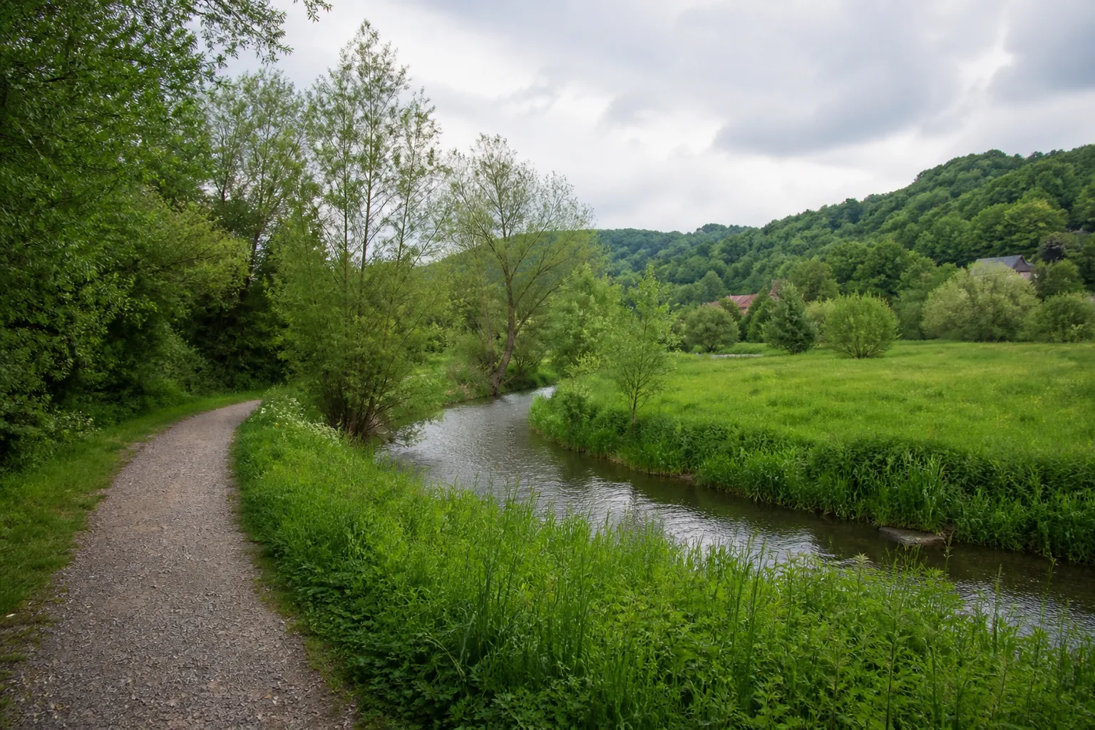 Uferweg an der Sülz bei Hoffnungsthal in Rösrath