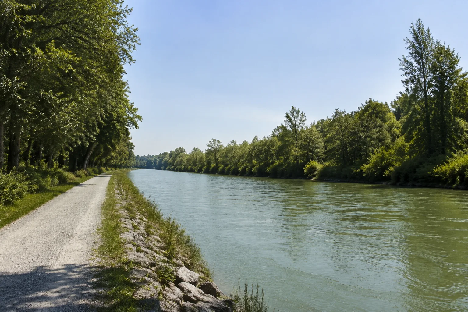 Rosenheim: Rosenheim: breiter grünlicher Inn mit befestigtem Uferweg und Auwald