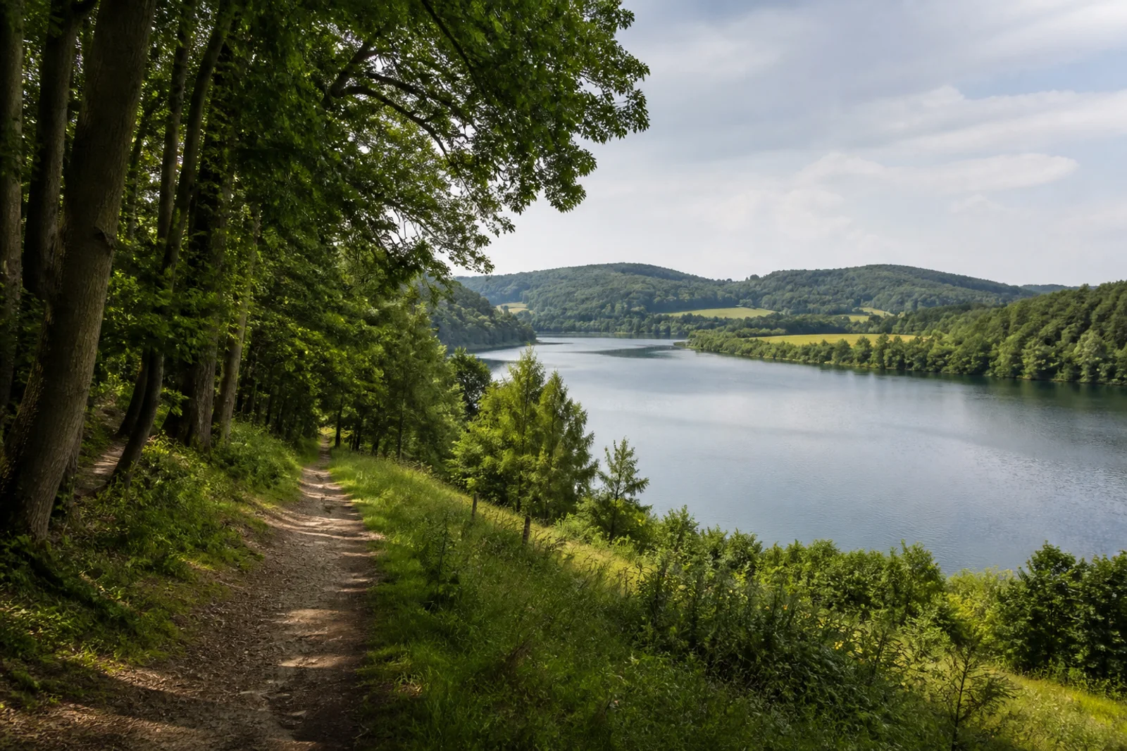 Ruhrtal im Ruhrgebiet mit Waldpfad oberhalb eines breiten Ruhrstausees