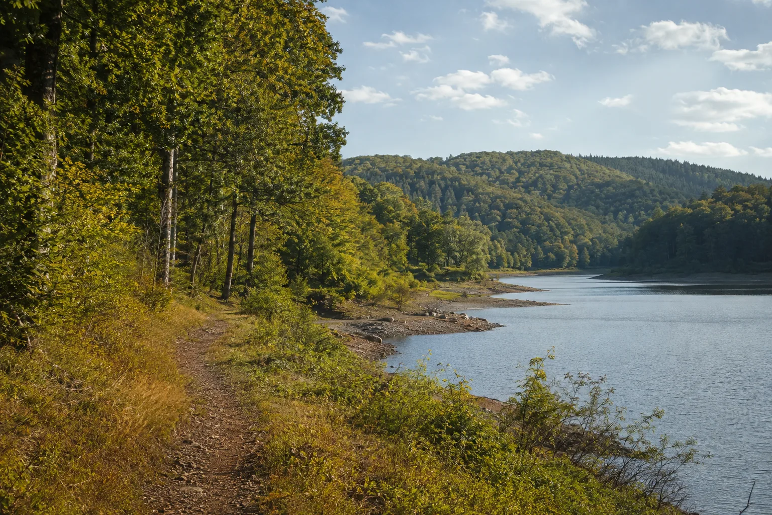Nordsaarland: waldreiche Hochflächen und Stausee