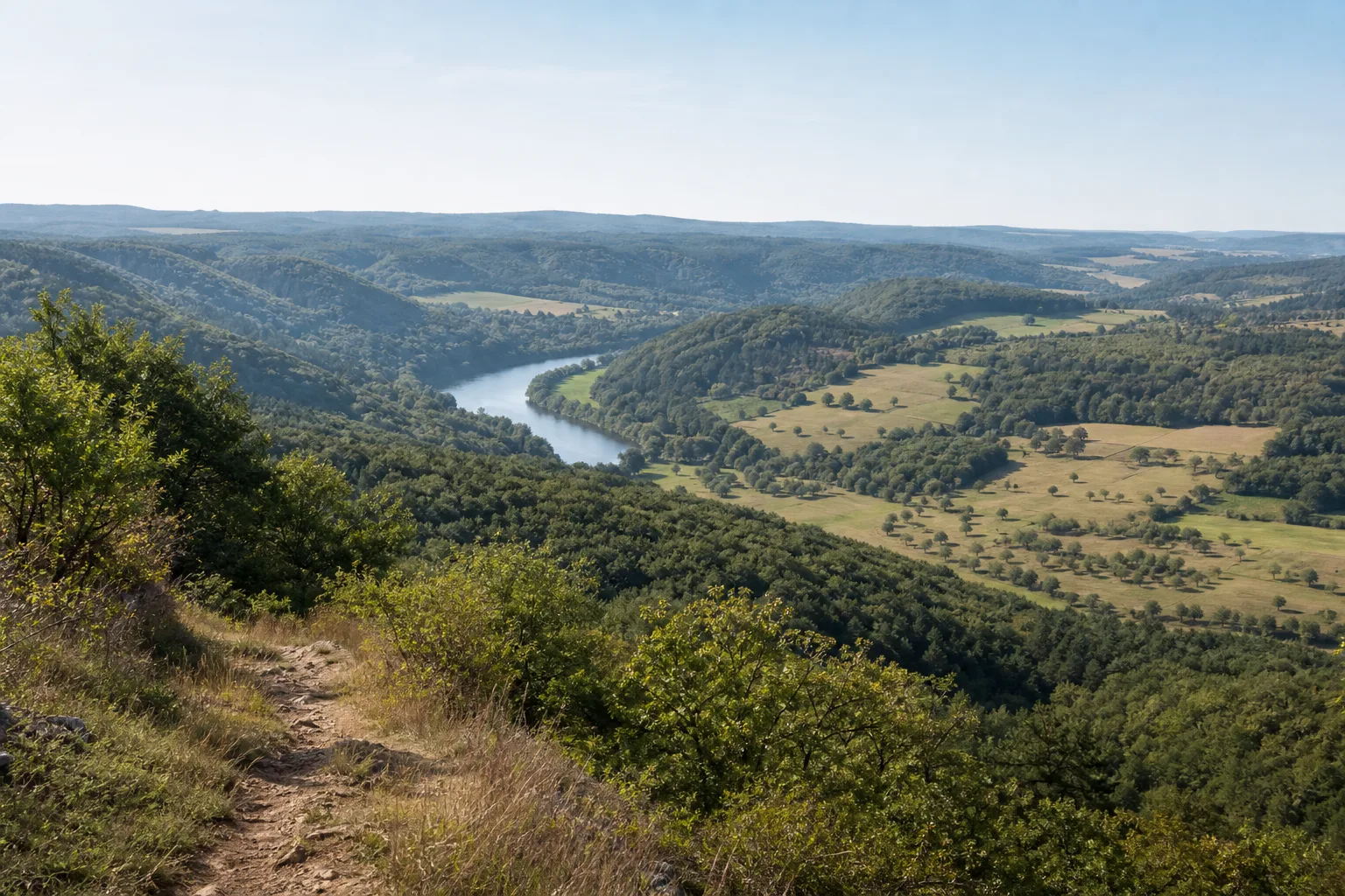 Saarland: Cloef Orscholz: Saarland: bewaldete Saarschleife, Buntsandstein und offene Gauflächen