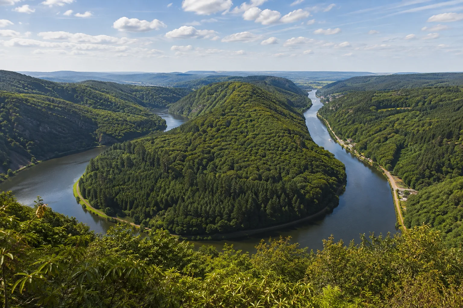 Saarschleife: Cloef Orscholz: Saarschleife: weiter Blick von der Cloef auf den engen bewaldeten Saarbogen