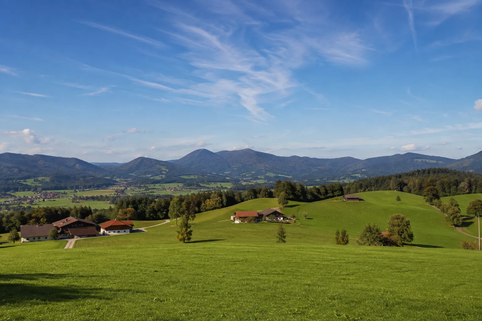 Roßholzen: hügelige Weideflächen und verstreute Bauernhöfe am westlichen Samerberg