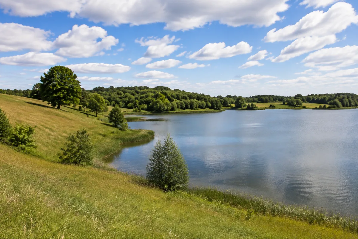 Bucht des Schaalsees bei Lassahn mit sanften Wiesenhängen und Laubbäumen