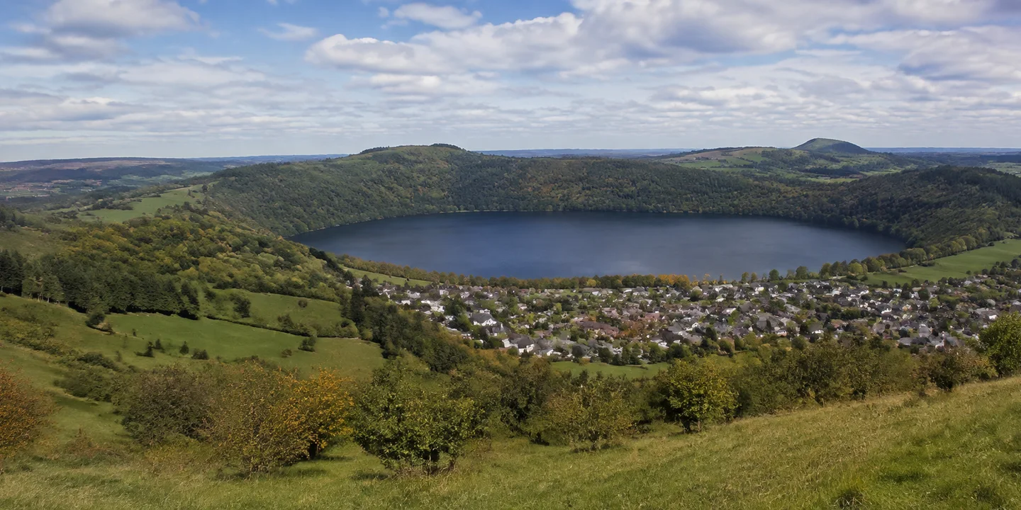 Schalkenmehren: Schalkenmehrener Maar: Dorf und See unter grünen Kraterhängen