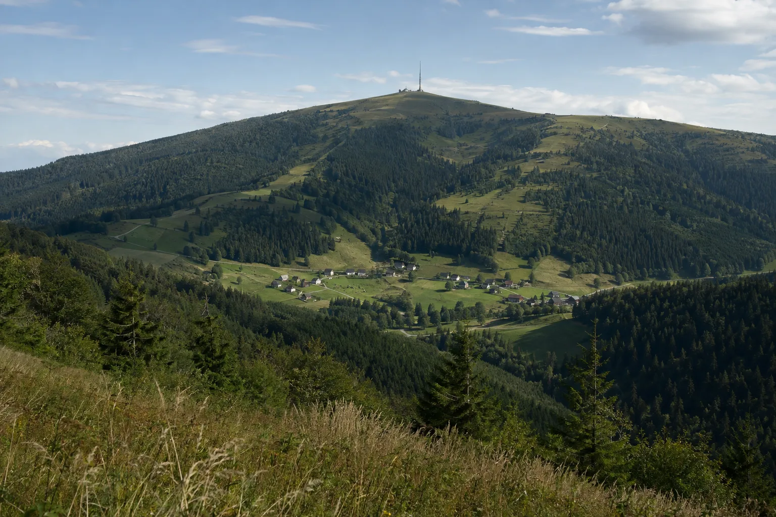 Hofsgrund: Bergdorf und Wiesenmulde unter dem Gipfel