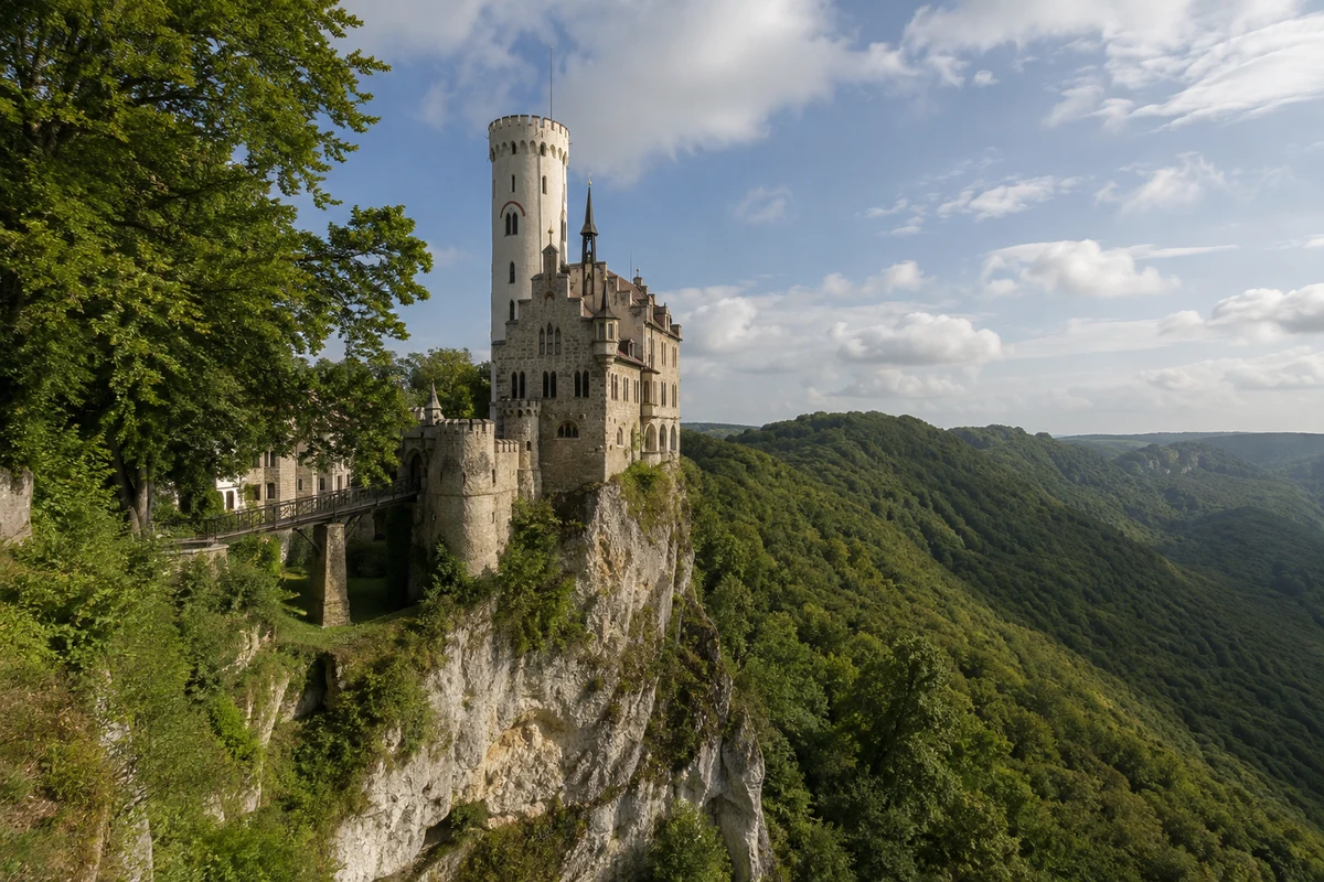 Schloss Lichtenstein: Schloss Lichtenstein: neugotisches Schloss auf hellem Kalkfelsen über bewaldetem Echaztal