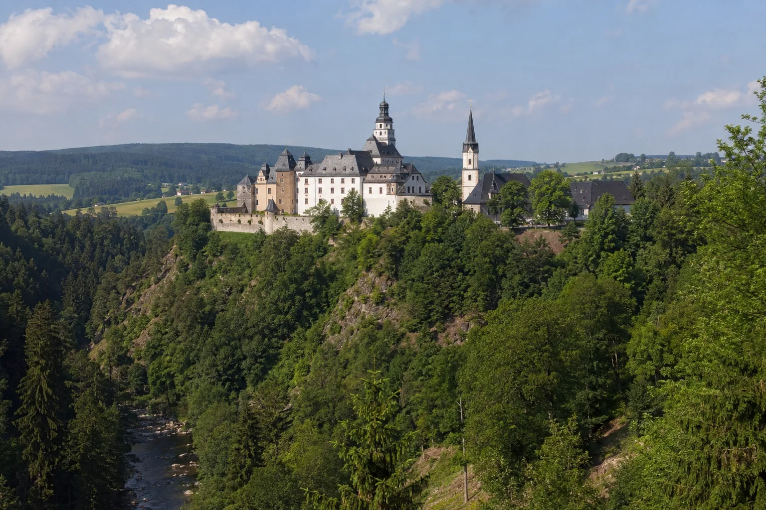Schwarzenberg (Erzgebirge): Schwarzenberger Schlossberg: kompakte Burgstadt über bewaldetem Flusstal
