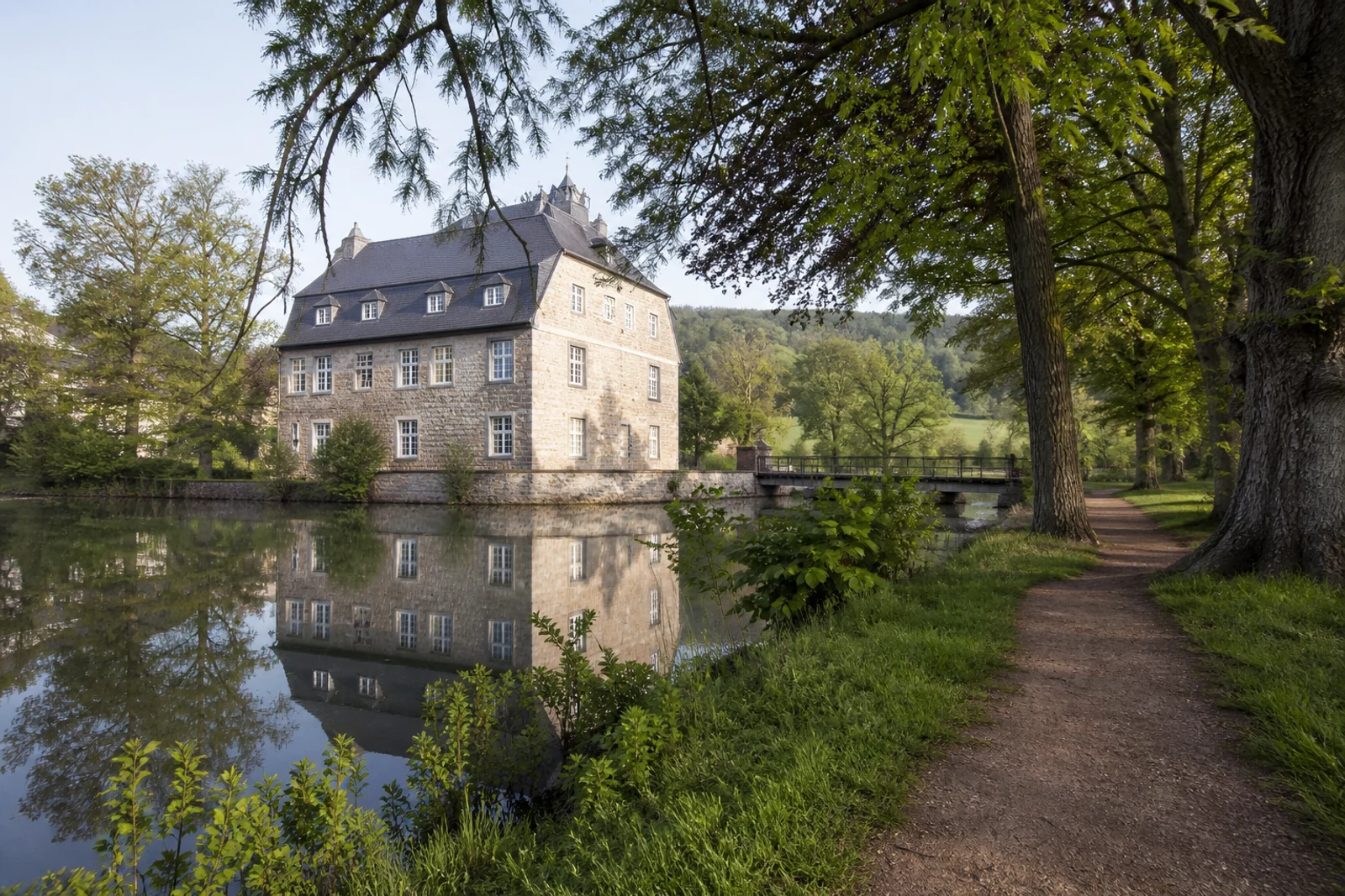 Schwelm: Haus Martfeld mit Teich und grüner Parklandschaft