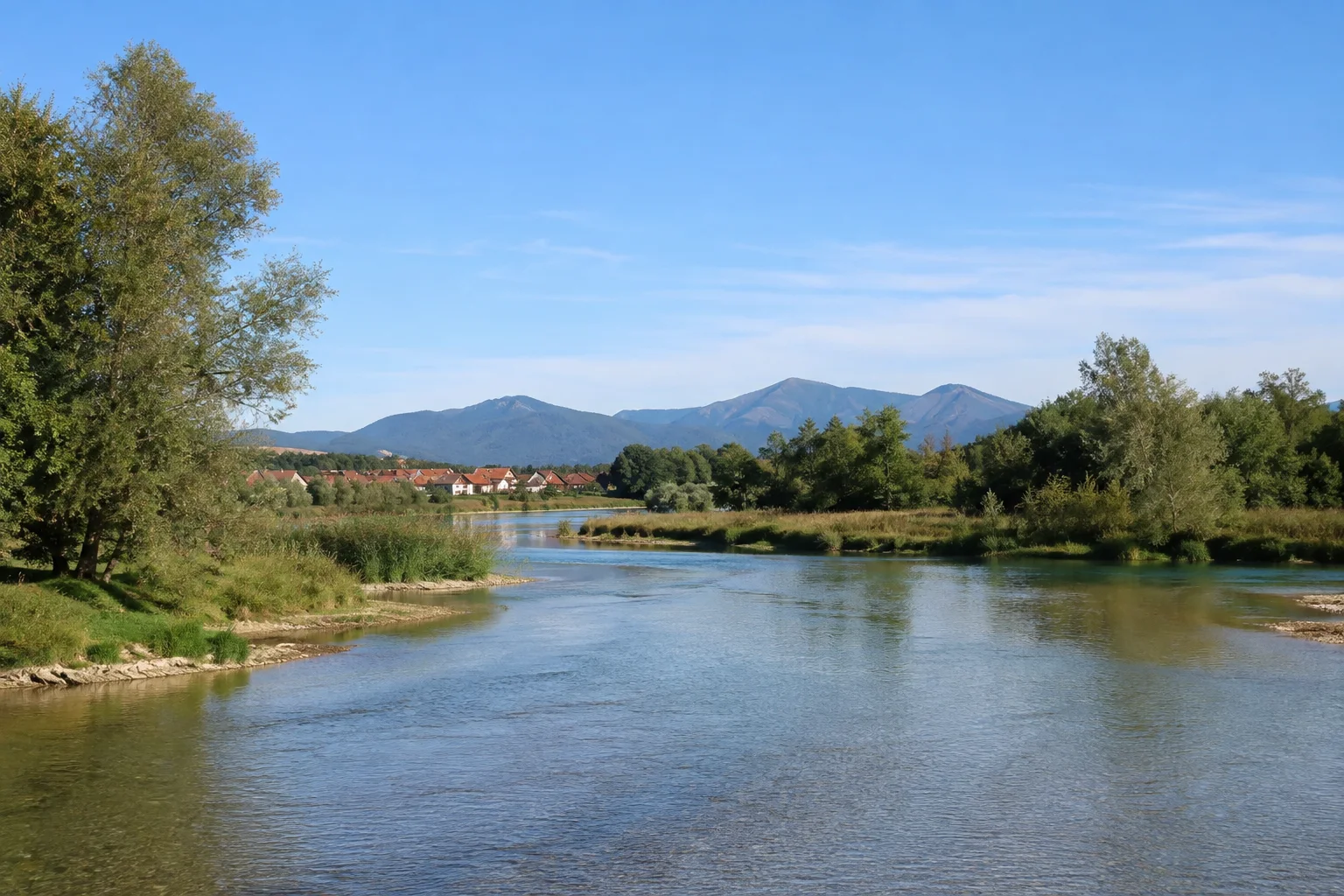 Seebruck: breiter grüner Alzausfluss am flachen Nordufer des Chiemsees