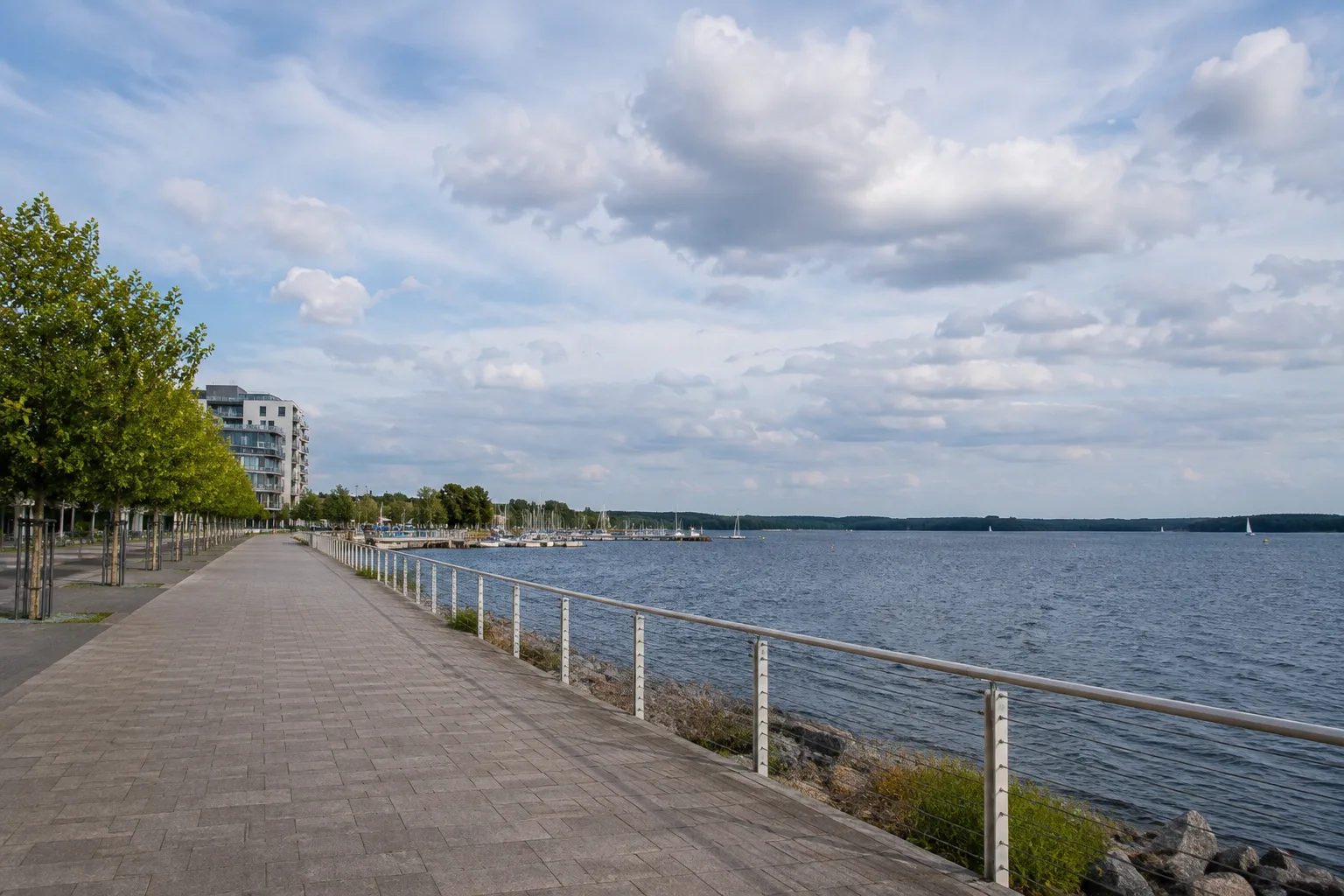 Senftenberg: Senftenberg: Stadthafen und Nordufer: Breite Promenade mit weitem Seeblick und städtischem Zugang