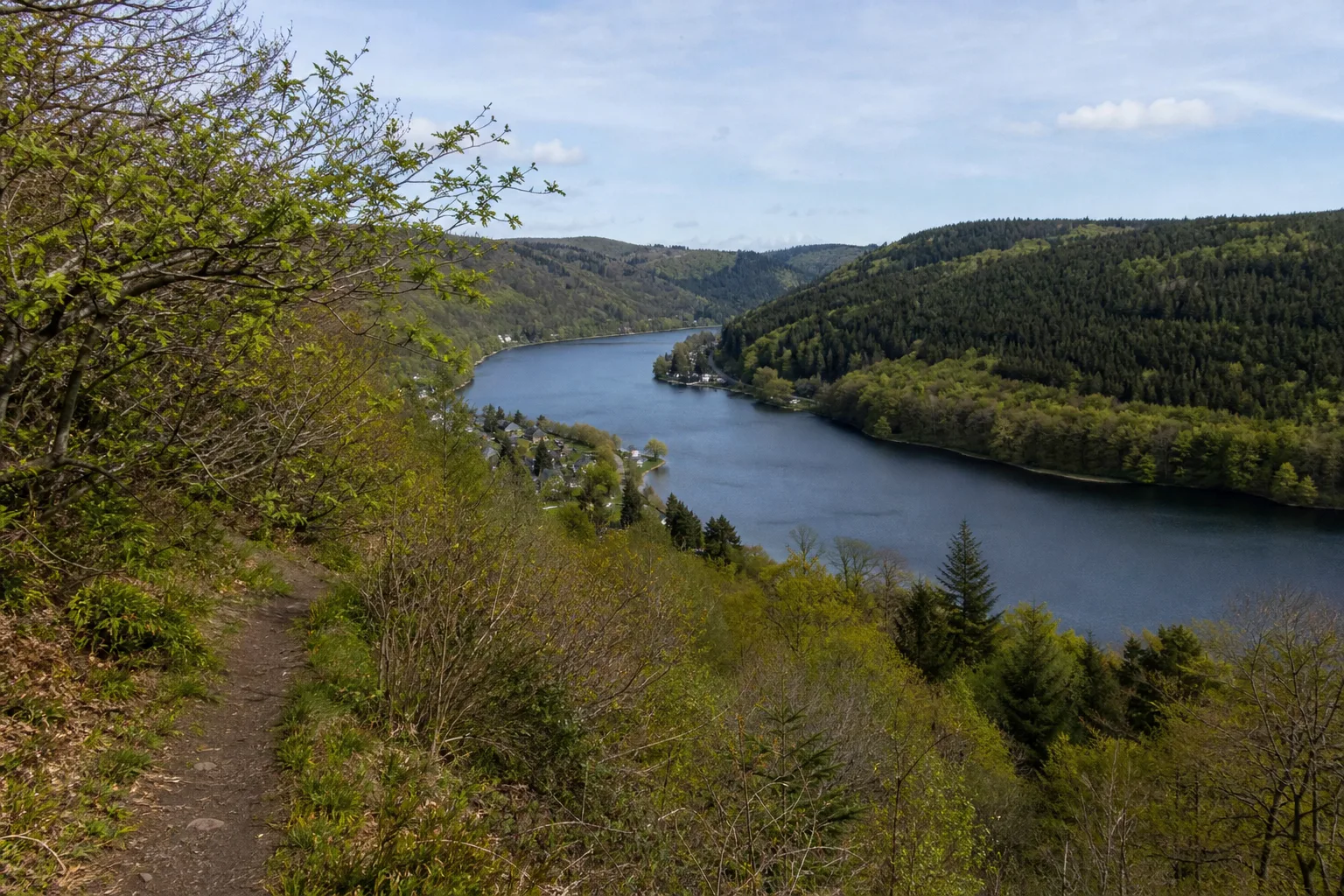 Wanderweg über dem Obersee bei Simmerath-Einruhr