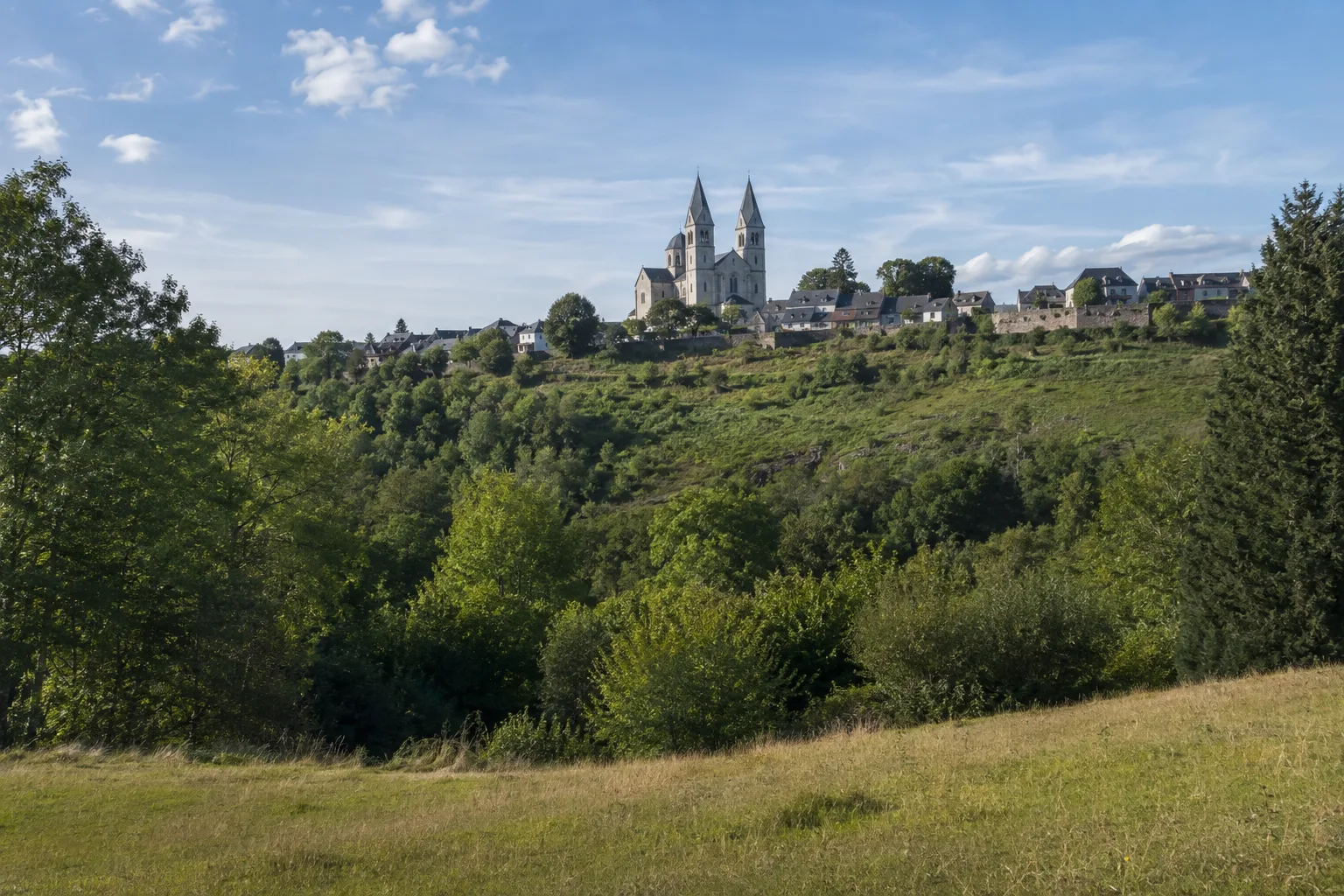 Ravengiersburg: Hunsrückdom über grünem Simmerbachtal