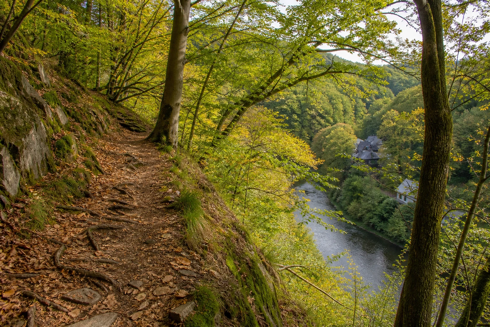 Schmaler Klingenpfad über der Wupper bei Burg in Solingen