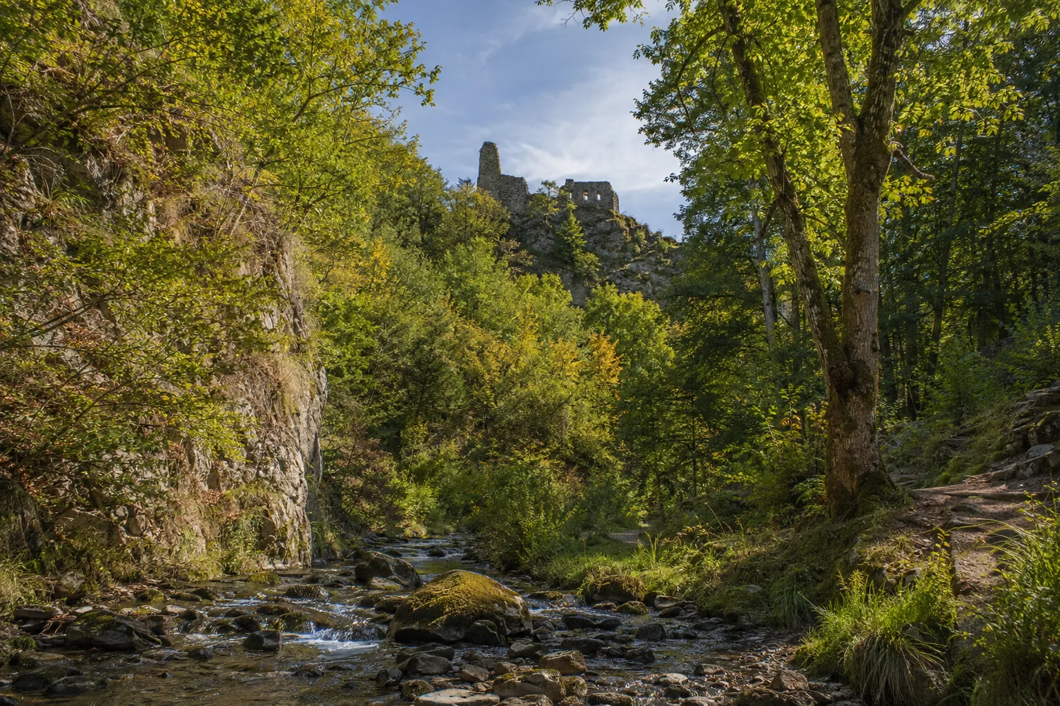 Hahnenbachtal: Felsburgen und enger Bachgrund