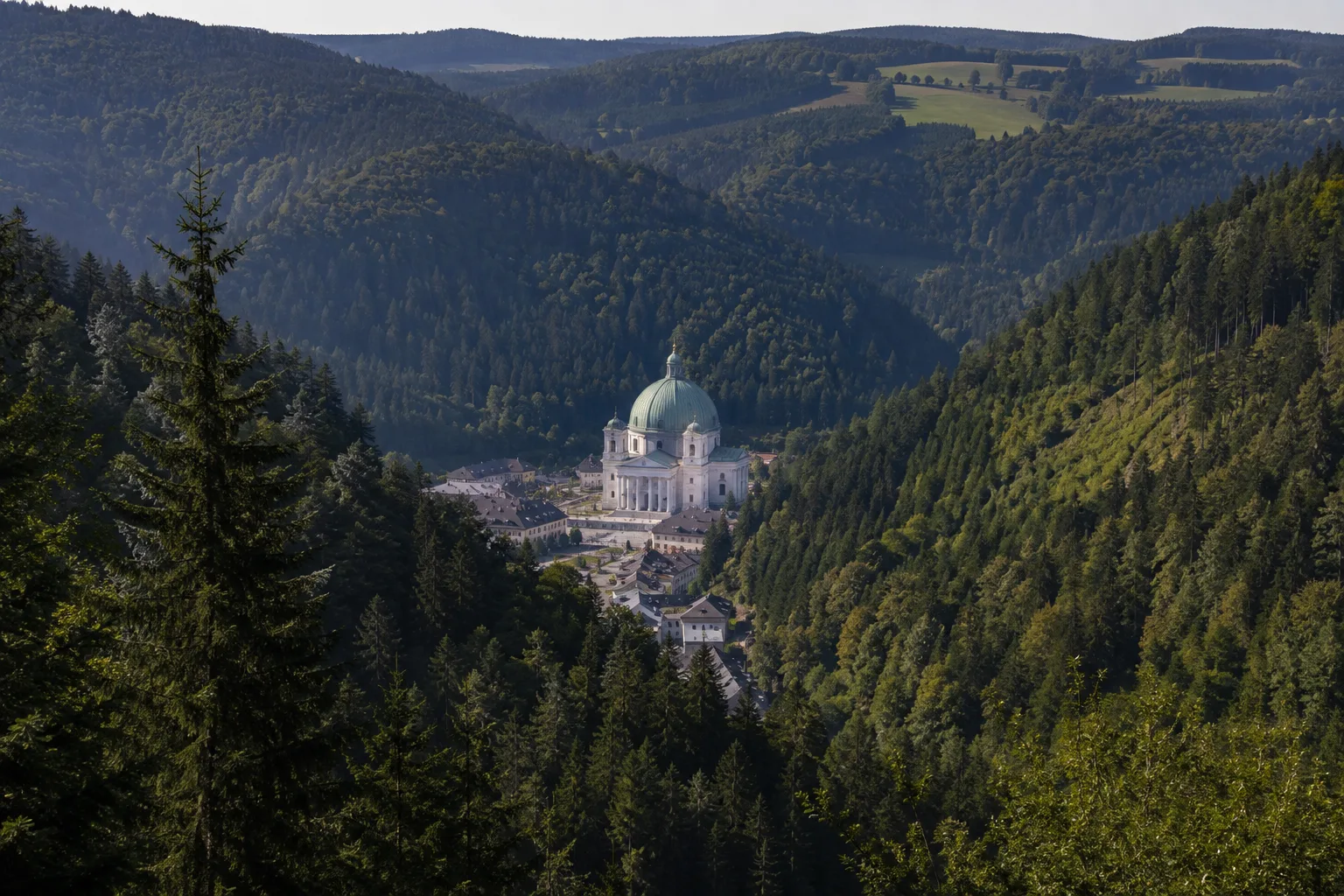 St. Blasien: St. Blasien: große helle Domkuppel im engen, bewaldeten Albtal