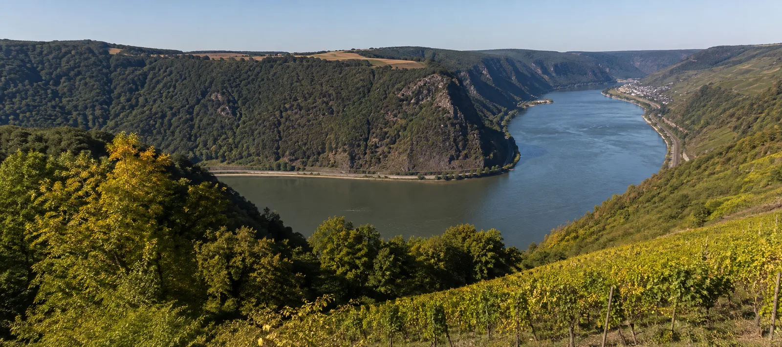 Loreleyblick: Felsmassiv auf der gegenüberliegenden Rheinseite