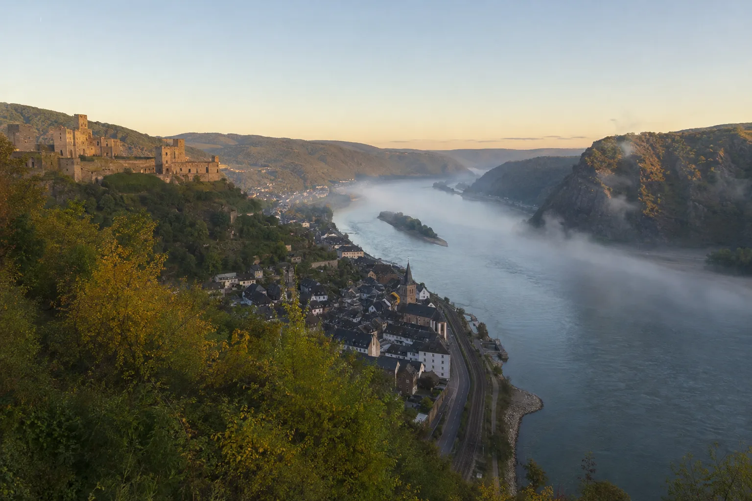 St. Goar: St. Goar: Burg Rheinfels über dem engen Mittelrheintal
