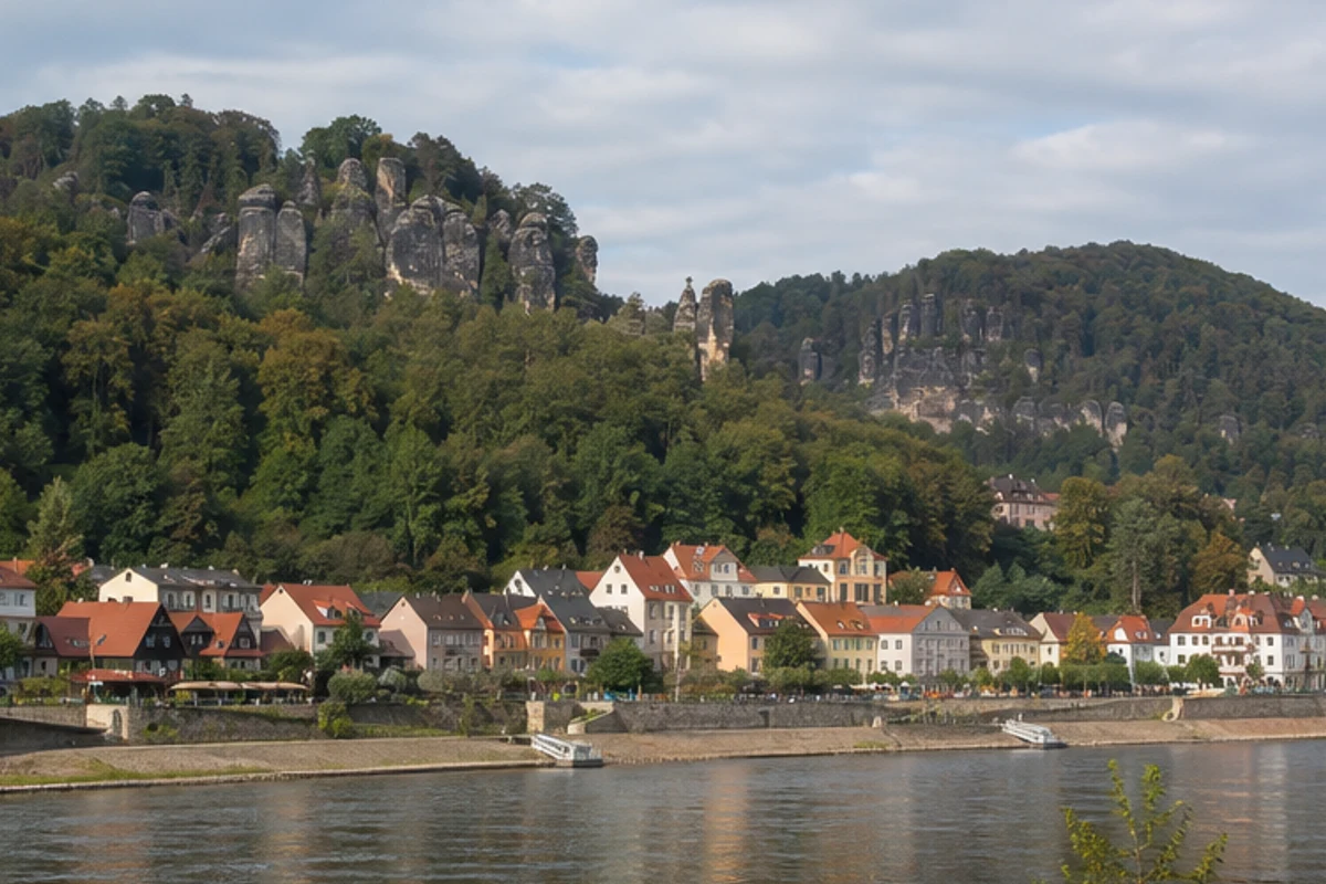Stadt Wehlen: Stadt Wehlen: Elbstadt unter bewaldeten Sandsteinfelsen